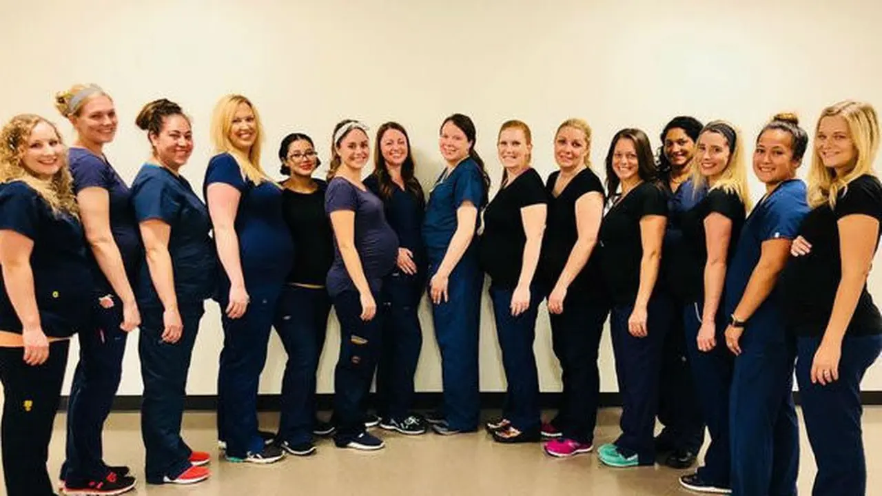 Suster-suster yang hamil bersamaan di Banner Dessert Medical Center (Foto: Instagram Ashley Adkins)