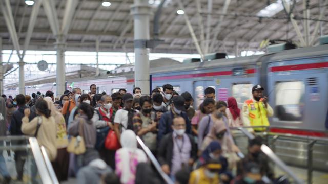 Kepadatan penumpang sempat terjadi di Stasiun Manggarai, Tebet, Jakarta Selatan pada Sabtu (5/10/2024). Sebagian besar penumpang hendak menyaksikan kegiatan HUT ke-79 TNI di Lapangan Silang Monas, Jakarta Pusat. (Foto: KAI Commuter)