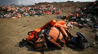 Kondisi sampah jaket pelampung para imigran dan pencari suaka yang tertumpuk di tempat pembuangan sampah di Mithymna, pulau Lesbos, Rabu (5/10). Para imigran mendarat di Yunani untuk mencari kehidupan baru di Eropa. (REUTERS/Alkis Konstantinidis)