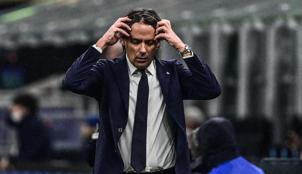 Simone Inzaghi sukses membawa Inter Milan di peringkat kedua pada musim lalu. Namun, Nerazzurri secara mengejutkan harus tertatih-tatih pada musim ini. Mereka masih berkutat di posisi tengah klasemen. Setelah menang 4-3 dari tuan rumah Fiorentina, Inter menduduki peringkat ketujuh dengan raihan 21 poin. (AFP/Miguel Medina)