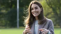Kate Middleton saat berbincang dengan staf dan mahasiswa selama kunjungannya ke University of Derby di Derby, Inggris tengah, pada 6 Oktober 2020. (ARTHUR EDWARDS / AFP / POOL)