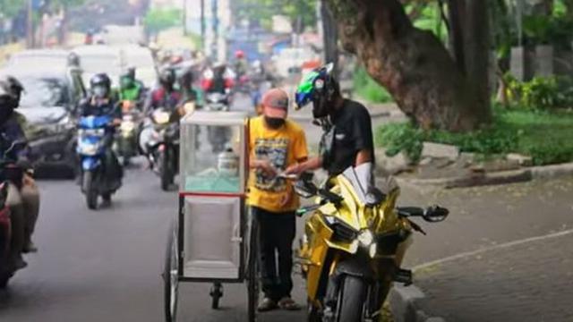 Biker Ninja H2 memberikan uang ke pedagang kecil