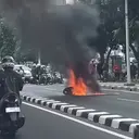 Detik-detik Motor Terbakar usai Hindari Mobil Rem Mendadak