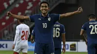 Teerasil Dangda. Striker Thailand berusia 34 tahun milik BG Pathum United yang kini masih bermain di Piala AFF 2022 dan telah mencetak 2 gol ini menjadi pemain dengan koleksi gol terbanyak Piala AFF sepanjang masa. Termasuk dua gol terkini, Teerasil Dangda telah mencetak total 24 gol. Hingga kini ia telah 4 kali meraih gelar top skor di Piala AFF pada edisi 2008, 2012, 2016 dan edisi 2020. (AFP/Roslan Rahman)