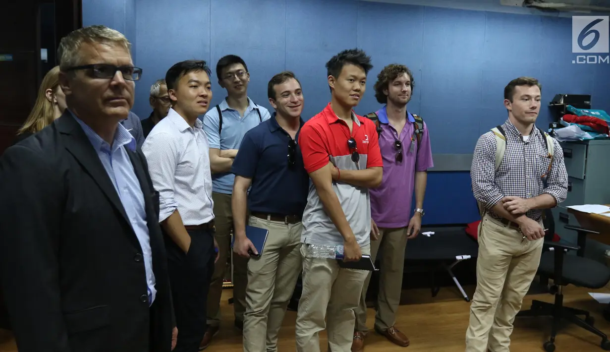 Sejumlah mahasiswa Virginia University saat berada di dalam studio Indosiar di Daan mogot, Jakarta, Rabu (29/5/2019). Kunjungan mahasiswa Virginia University ke Indosiar tersebut untuk melihat bagaimana cara produksi sebuah program televisi dibuat. (Liputan6.com/Angga Yuniar)