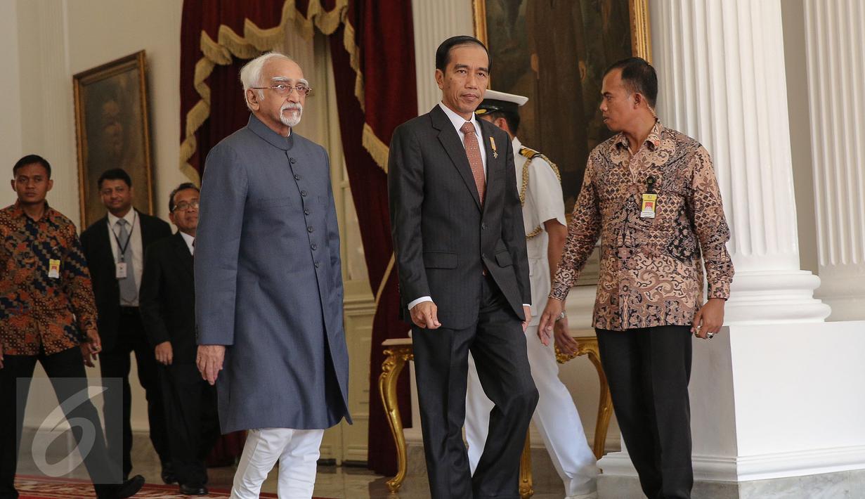 Presiden Joko Widodo menerima kunjungan Wapres India Mohammad Hamid Ansari di Istana Merdeka, Jakarta, Senin (2/11/2015). India dan Indonesia membahas kerjasama di bidang keamanan maritim, pendidikan, batubara dan farmasi.(Liputan6.com/Faizal Fanani)
