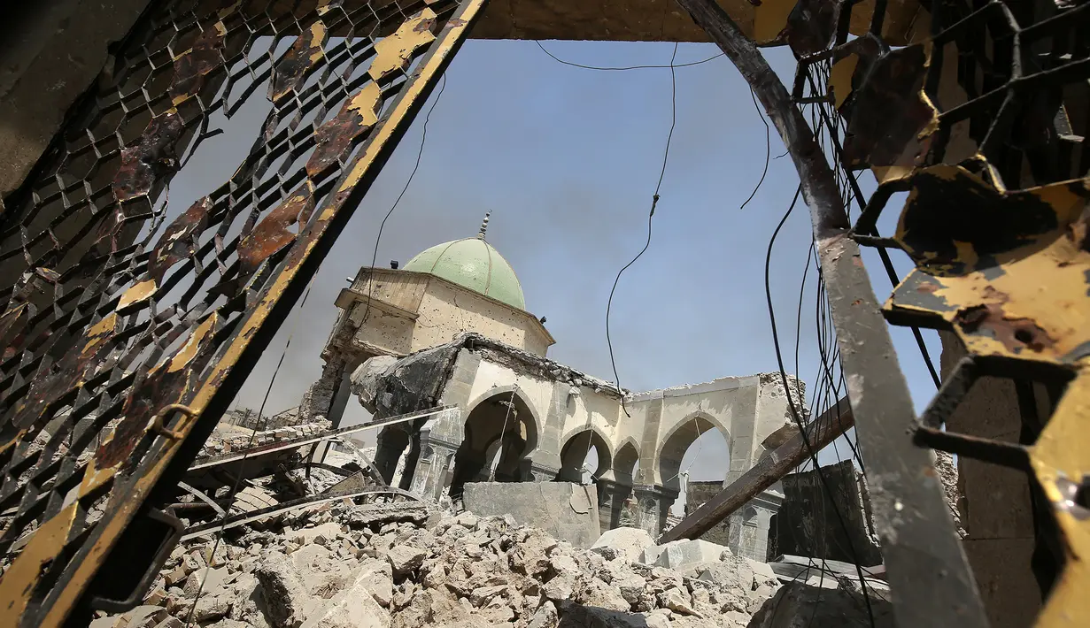 Kondisi masjid Agung al-Nuri yang hancur di Kota Tua Mosul, 30 Juni 2017. ISIS, melalui kantor beritanya, mengatakan bahwa pesawat tempur AS bertanggung jawab atas hancurnya masjid bersejarah yang dibangun pada abad ke-12 tersebut. (AHMAD AL-RUBAYE/AFP)