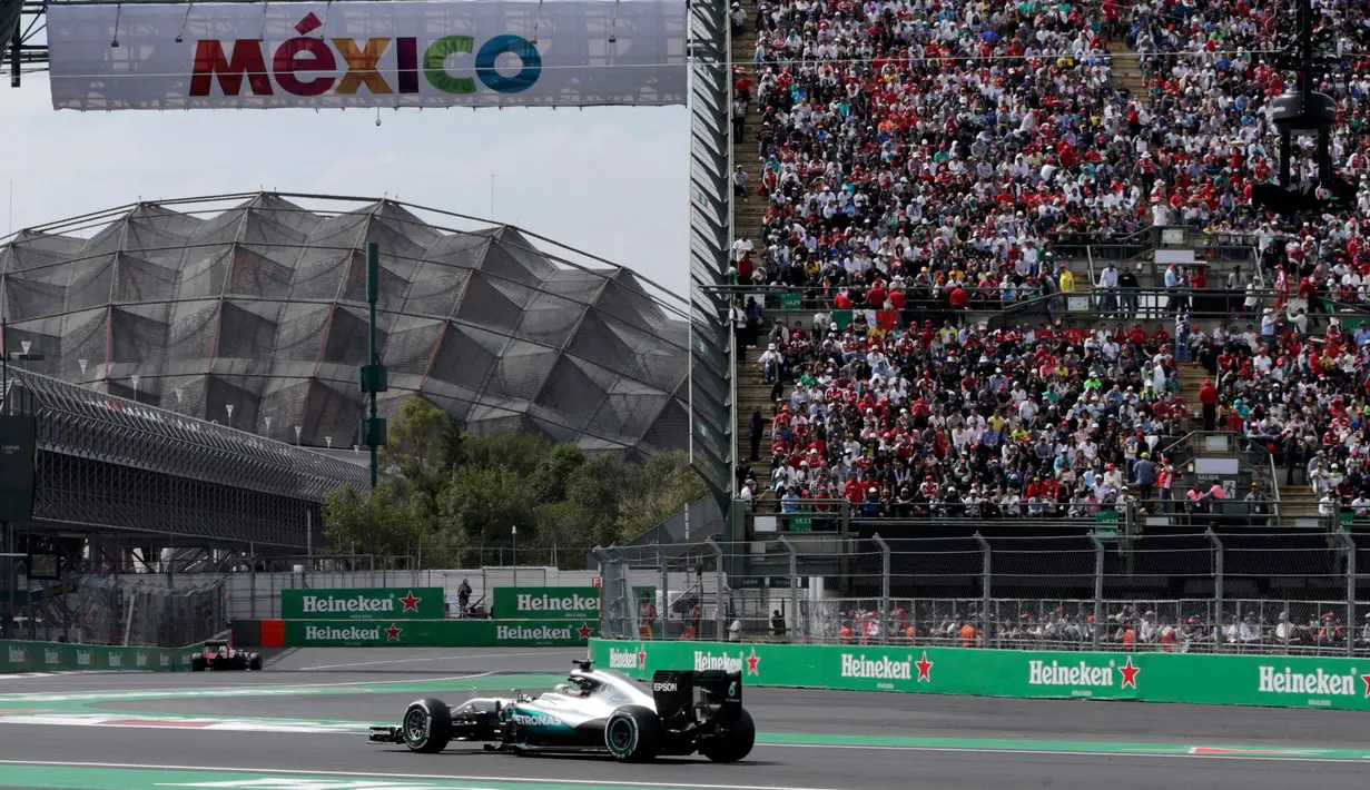Mobil yang dikendarai pembalap tim Mercedes, Lewis Hamilton saat balapan F1 di Sirkuit Autodromo Hermanos Rodriguez, Mexico City, Meksiko (30/10). Hamilton yang bertindak sebagai pole seater, tidak memulai balapan dengan baik. (Reuters/Henry Romero)