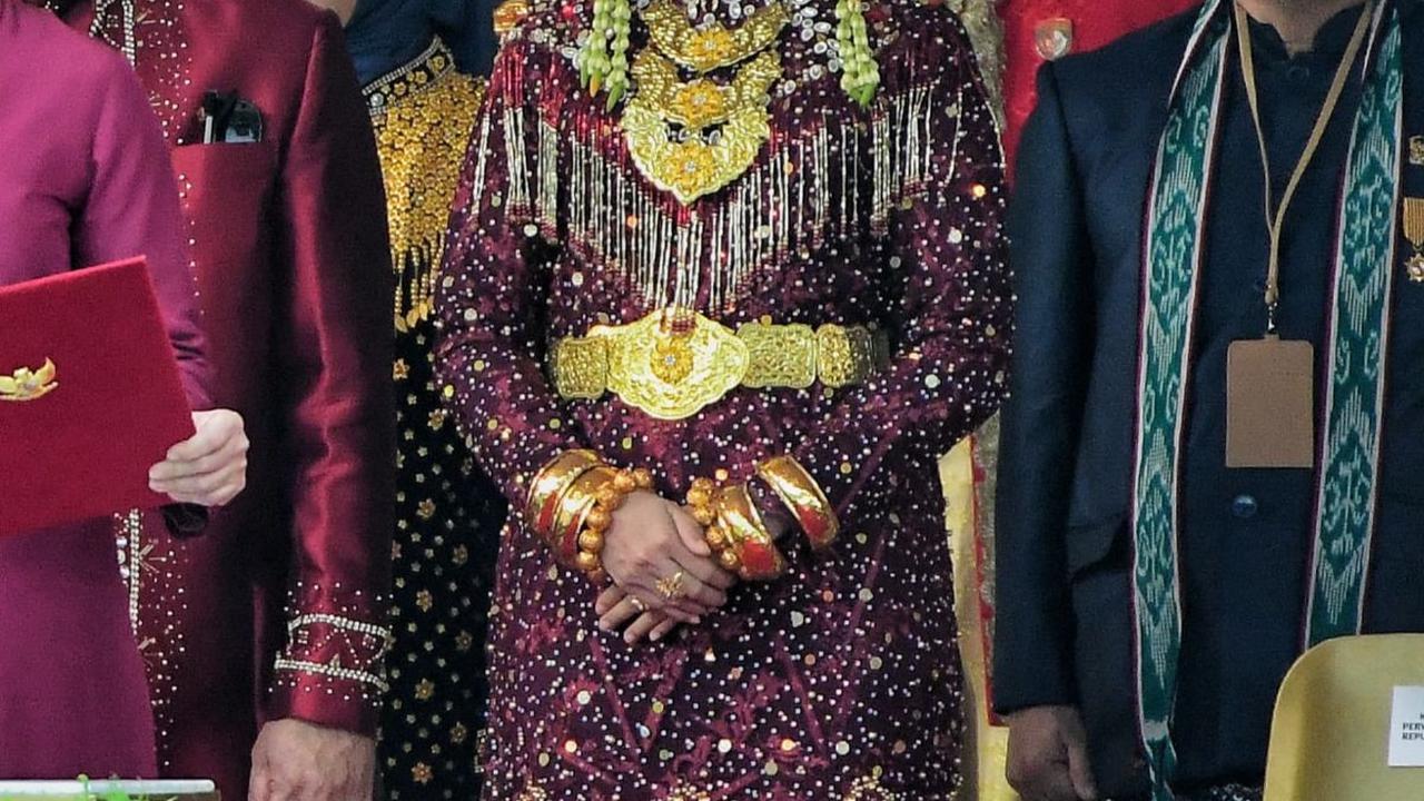 Istri Ketua DPD RI La Nyalla Mattalitti,&nbsp;Enny LaNyalla tampil memukau dalam balutan baju adat Mandailing, Sumatera Utara. Berkat penampilannya, Enny mendapatkan hadiah sepeda dari Presiden Jokowi karena memenangkan kostum terbaik.