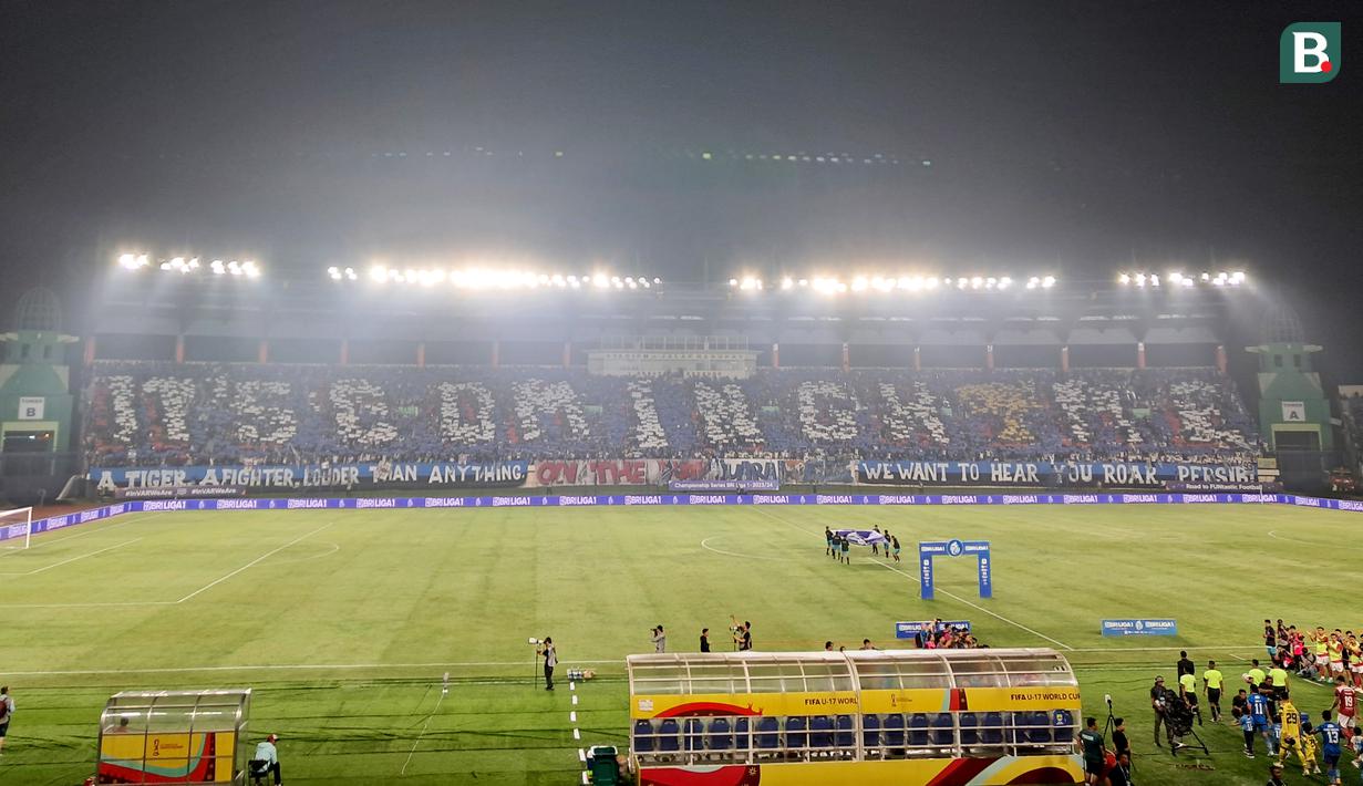 Suporter yang dikenal fanatik dan kreatif itu menampilkan koreografi "It's coming home". (Bola.com/Muhammad Adi Yaksa)