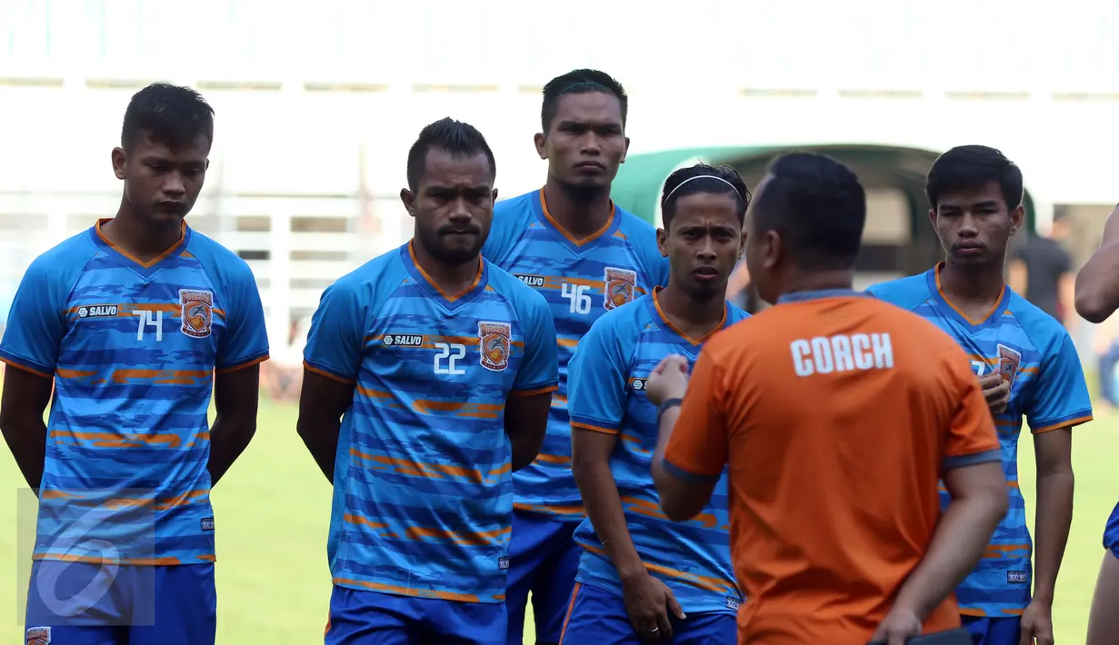 Pemain PBFC menyimak arahan pelatih Ricky Nelson jelang latihan resmi final Piala Presiden 2017 di Stadion Pakansari, Kab Bogor, Sabtu (11/3). Di final, PBFC akan melawan Arema FC, Minggu (12/3). (Liputan6.com/Helmi Fithriansyah) 