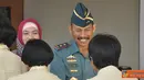 Citizen6, Surabaya: Selururh Personel Kobangdikal mulai prajurit Klasi Dua hingga Laksamana bintang dua berbaur melepas dan saling menggugurkan dosa dengan saling bersalaman. (Pengirim: Penkobangdikal).