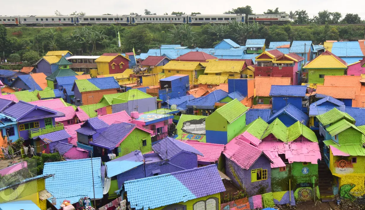 Deretan rumah-rumah berwarna-warni di Jodipan, Malang, Jawa Timur, Kamis (5/1). Tiap akhir pekan diperkirakan jumlah pengunjung yang datang ke perkampungan  ini mencapai ratusan orang. (Liputan6.com/Gholib)