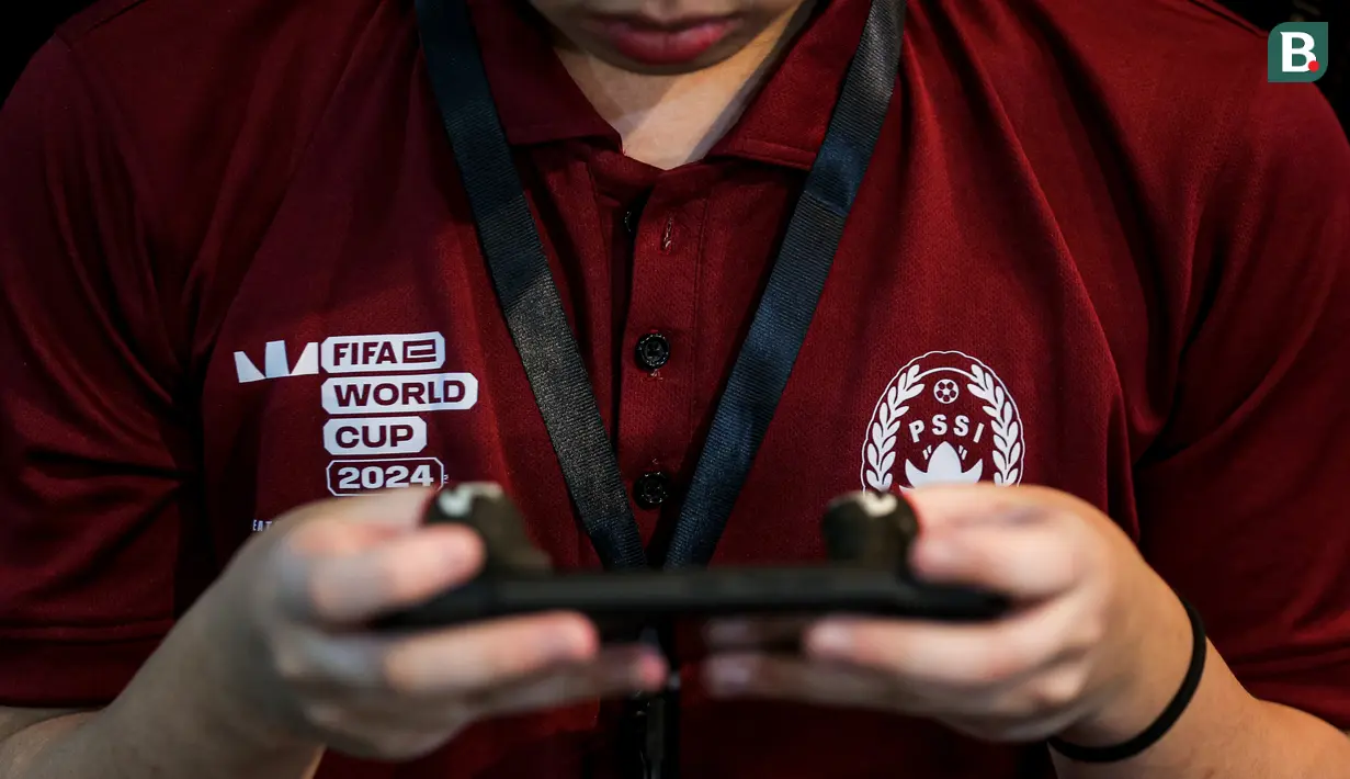 Seorang peserta kategoir mobile berkompetisi dalam seleksi nasional atau Indonesia National Qualifier FIFAe World Cup 2024 yang berlangsung di Point Arena, Jakarta Selatan, Sabtu (02/11/2024). (Bola.com/Bagaskara Lazuardi)