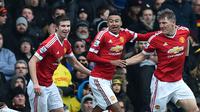 Bastian Scheweinsteiger (kanan) bersama Jesse Lingard (tengah), Paddy McNair (kiri) seusai terjadi gol bunuh diri ke gawang Watford City ,di Stadion Vicarage Road, Sabtu (21/11/2015). MU menang 2-1 pada pertandingan tersebut. (AFP/Ben Stansall)