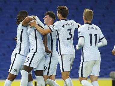 Para pemain Chelsea merayakan gol yang dicetak oleh  Kurt Zouma ke gawang Brighton and Hove Albion pada laga Premier League di Stadion Amex, Selasa (15/9/2020). The Blues menang dengan skor 3-1. (Peter Cziborra/Pool via AP)