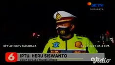 Membawa orang tua yang kritis, seorang wanita di Jember menangis kepada anggota polisi, untuk dibukakan jalan di titik penyekatan Simpang Empat Argopuro, Kaliwates, Jember, pada Senin (12/7) malam.