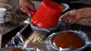 Pekerja mengemas dodol betawi "Ibu Ipah" dalam keranjang, di industri rumahan kawasan Kampung Gedong, Jakarta Timur, Senin (29/6). Produksi dodol Betawi mengalami peningkatan sepuluh kali lipat seiring permintaan jelang Lebaran. (Liputan6.com/Johan Tallo)