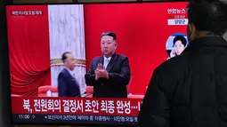 Seorang pria menonton layar televisi yang menayangkan siaran berita dengan rekaman file pemimpin Korea Utara Kim Jong Un, di sebuah stasiun kereta api di Seoul, Sabtu (31/12/20220). Ketegangan militer di semenanjung Korea telah meningkat tajam pada tahun 2022 karena Korea Utara telah melakukan uji senjata penghancur sanksi hampir setiap bulan. (Jung Yeon-je / AFP)