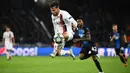 Bek Paris Saint-Germain, Juan Bernat mengontrol bola saat bertanding melawan Club Brugge pada pertandingan Grup A Liga Champions di stadion Parc des Princes di Paris (6/11/2019). PSG menang 1-0 atas Club Brugge dan melaju ke babak 16 besar. (AFP Photo/Franck Fife)