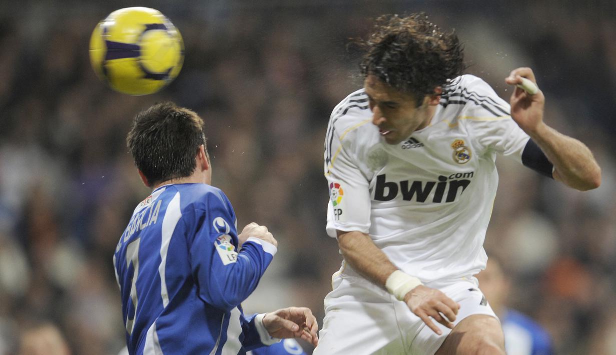 Raul Gonzalez. Legenda Real Madrid yang pensiun 2015 lalu bersama New York Cosmos ini telah bermain 916 laga termasuk saat memperkuat Schalke dan Al-Sadd. Ditambah 102 laga bersama Timnas Spanyol, ia total meraih 49 kartu kuning dalam 1018 laga, tanpa 1 pun kartu merah. (AFP/Pierre-Philippe Marcou)