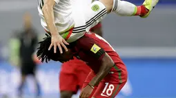 Pemain Meksiko, Hector Herrera (atas) berebut bola dengan pemain Portugal, Gelson Martins pada laga grup A piala Konfederasi 2017 di Kazan Arena, (18/6/2017). Portugal bermain imbang 2-2. (AP/Thanassis Stavrakis)