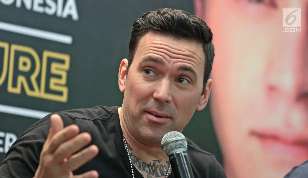 Pemeran Power Ranger Hijau, Jason Frank memberi keterangan saat jumpa pers Indonesia Comic Con 2017 di kawasan Thamrin, Jakarta, Kamis (26/10). Frank tercatat sebagai aktor terlama yang bermain dalam serial power ranger. (Liputan6.com/Herman Zakharia)