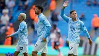 Dari kiri, Rico Lewis dari Manchester City, Matheus Nunes dari Manchester City, Enzo Fernandez dari Manchester City melakukan pemanasan sebelum pertandingan Liga Inggris antara Manchester City dan Coventry City di Manchester, Inggris, Sabtu, 5 September 2026. (AP Photo/Dave Thompson)