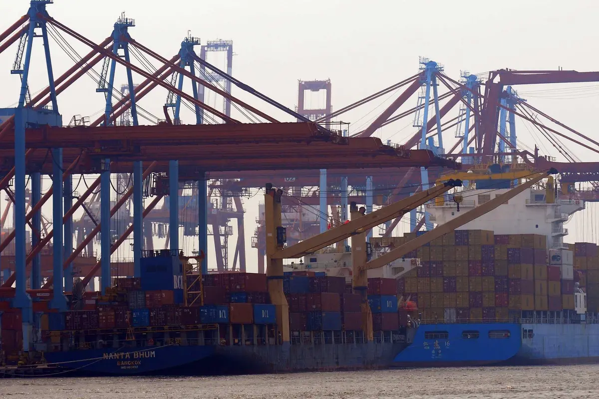 Bongkar muat peti kemas di Pelabuhan Tanjung Priok