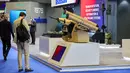 Sistem peluncuran rudal antitank Ukraina-Turki "SERDAR" dipamerkan pada Pameran Pertahanan Maritim Internasional Doha atau Doha International Maritime Defense Exhibition (DIMDEX) di Doha, Qatar, 21 Maret 2022. (KARIM JAAFAR/AFP)