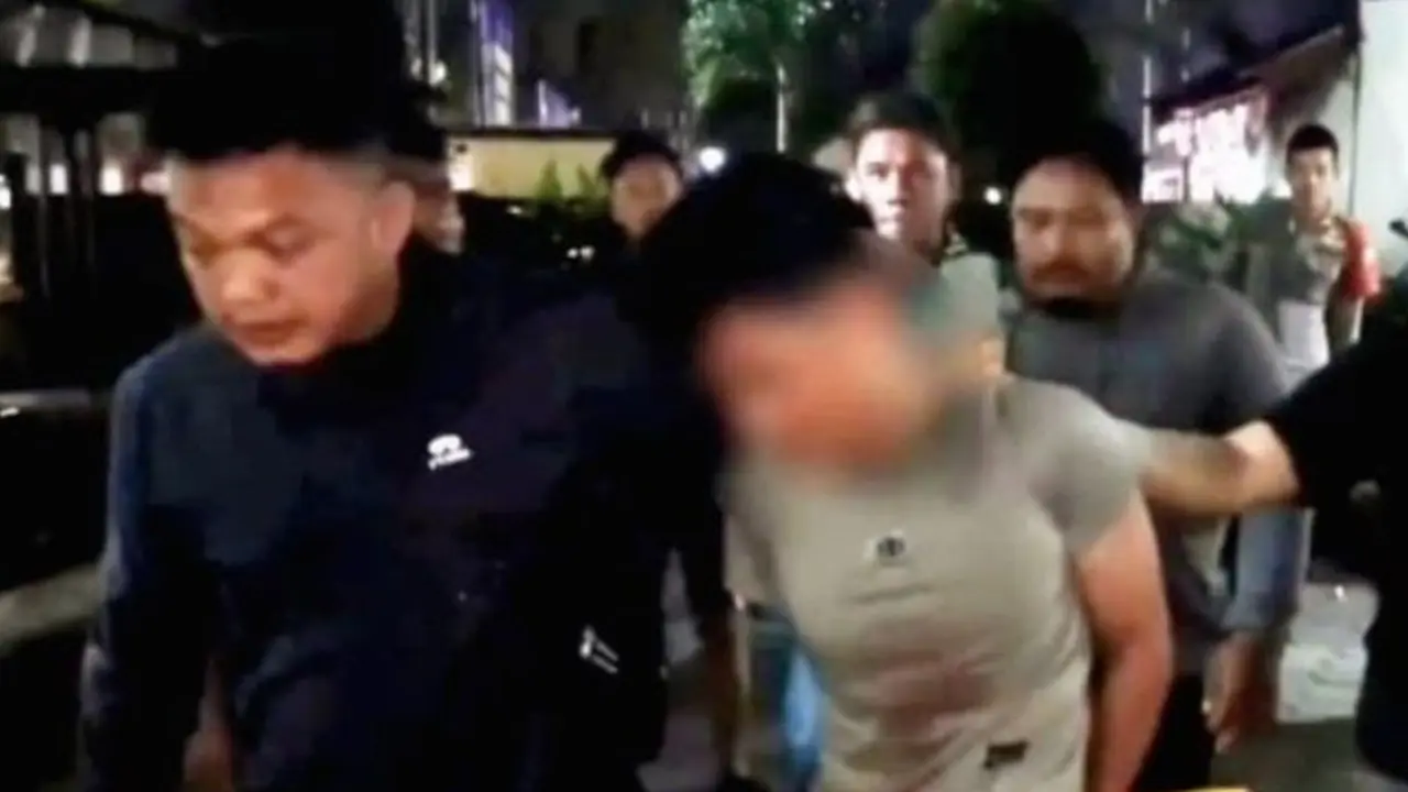Terduga pelaku, SHM (kanan) ditangkap polisi saat berada di salah satu klinik dekat Markas Brimob, Makassar, Senin dini hari (15/6/2026) (Antara)