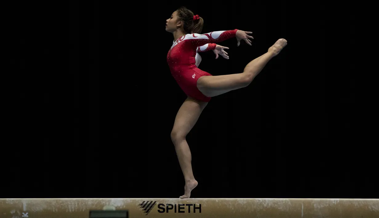 Pesenam Indonesia, Rifda Irfanaluthfi, menggunakan alat balance beam tampil pada nomor artistik beregu SEA Games di MITEC, Kuala Lumpur, Senin (21/8/2017). Tim Indonesia berhasil meraih medali perunggu. (Bola.com/Vitalis Yogi Trisna)