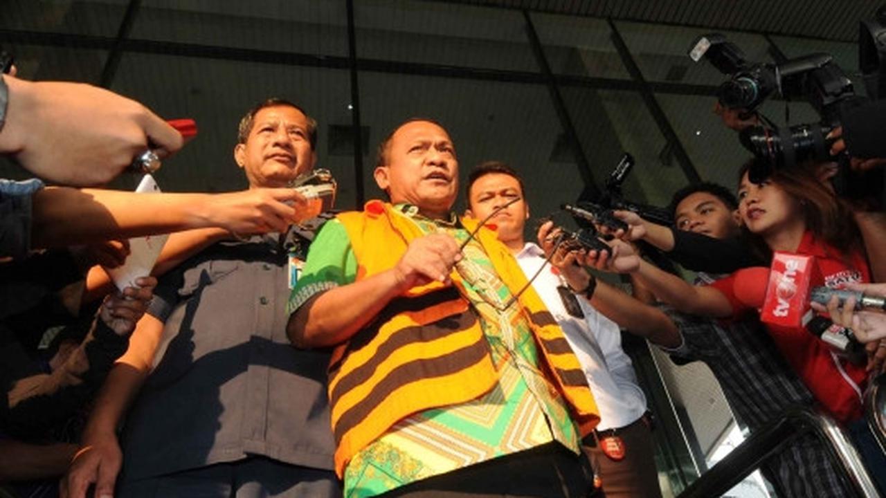Usai diperiksa, tersangka Rusli Sibua pede keluar KPK pakai kacamata