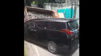 Sebuah truk pengangkut puing menimpa mobil Toyota Alphard hingga ringsek. Kecelakaan ini terjadi saat truk yang melintas di Jalan Raya Sagu, Jagakarsa, Jakarta Selatan (Jaksel) tidak kuat menanjak. (Foto: Tangkapan Video/Istimewa)