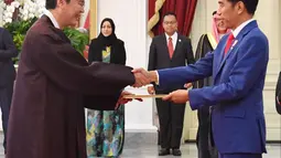 Presiden Jokowi menerima surat kepercayaan dari 11 Dubes Luar Biasa dan Berkuasa Penuh (LBBP), Jakarta, Rabu (4/4). Jokowi didampingi Menlu Retno Marsudi dan Sekretaris Kabinet Pramono Anung. (Liputan6.com/Pool/Biro Pers Setpres)