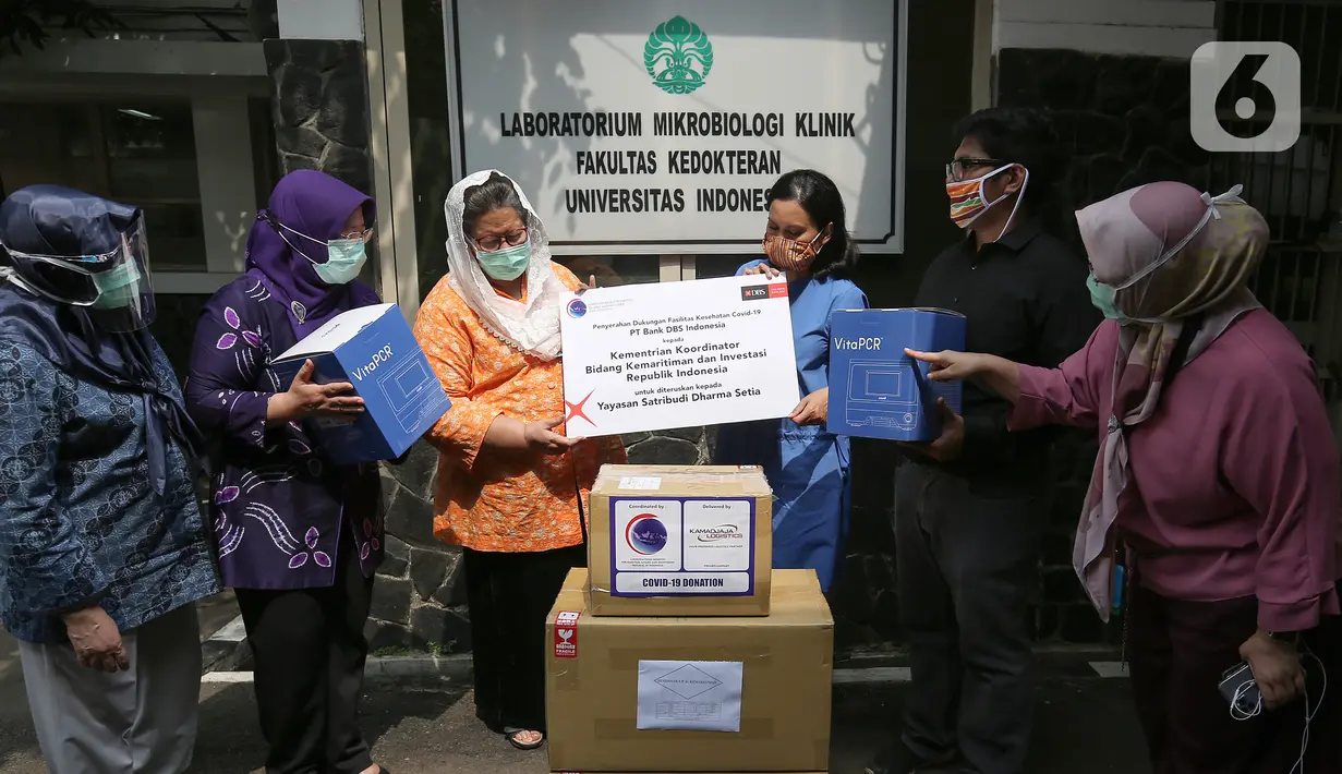 PT Bank DBS Indonesia memberikan donasi dua mesin PCR dan 3.000 perangkat tes Covid-19 kepada Departemen Mikrobiologi Fakultas Kedokteran UI, di Jakarta Senin (10/8/2020). Donasi ini merupakan bagian dari DBS Stronger Together Fund senilai 26,2 miliar Rupiah. (Liputan6.com)