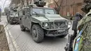 Pasukan penjaga perdamaian Organisasi Perjanjian Keamanan Kolektif memarkir kendaraan militer untuk menjaga area di Almaty, Kazakhstan (11/1/2022).  Tentara Rusia dikerahkan ke Kazakhstan pekan lalu oleh Organisasi Perjanjian Keamanan Kolektif. (Russian Defense Ministry Press Service via AP)