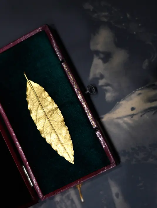 Daun salam emas yang merupakan bagian mahkota dari Kaisar Prancis, Napoleon I diperlihatkan di rumah lelang Osenat di Paris, Prancis (15/11). Kedua benda tersebut akan dilelang pada 19 November 2017. (AFP Photo/Stephane De Sakutin)