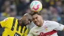 Pemain Borussia Dortmund, Anthony Modeste (kiri) berduel udara dengan pemain VfB Stuttgart, Konstantinos Mavropanos saat laga lanjutan Liga Jerman 2022/2023 antara Borussia Dortmund melawan VfB Stuttgart di Signal Iduna park, Sabtu (22/10/2022). (AP/Martin Meissner)