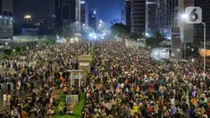 Ribuan pengunjung padati kawasan Bundaran HI, Jakarta, untuk merayakan pergantian tahun 2023, Sabtu (31/12/2022). Kemeriahan begitu terasa dalam momen perayaan tahun baru 2023 di car free night yang digelar di sepanjang Jalan Sudirman-Jalan MH Thamrin. (Liputan6.com/Angga Yuniar)