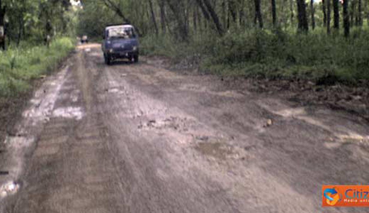 Citizen6, Lamongan: tidak adanya ruas jalan tanpa lubang dan berbatu di wilayah selatan kabupaten Lamongan yang menghubungkan kecamatan Mantup, Kembangbahu dan Sugio. (Pengirim: LandaxNocturnal Zaen)