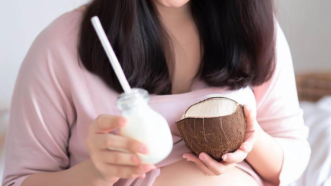 Minum Minyak Kelapa untuk Memperlancar Persalinan