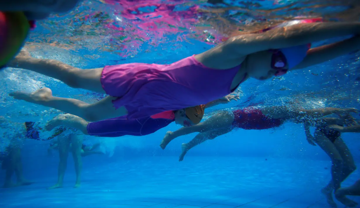 Sejumlah anak saat berlatih renang di sekolah olahraga Hangzhou Chen Jinglun Natatorium, di Hangzhou, provinsi Zhejiang, China, (10/8). (REUTERS/Aly Song)