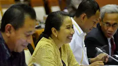 Menteri BUMN, Rini Soemarno (kedua kiri) menghadiri rapat kerja dengan Komisi VI DPR RI di Komplek Parlemen, Jakarta, Jumat (24/4/2015). Rini menyambangi DPR untuk meminta izin penambahan modal dan saham tiga BUMN. (Liputan6.com/Andrian M Tunay)
