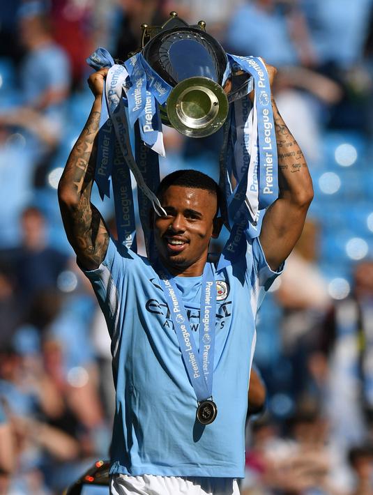 1. Gabriel Jesus - Tampil bersama tim asuhan Pep Guardiola ialah satu dari sekian banyak bukti bahwa penyerang muda ini penuh talenta. Terbukti selama musim 2017/18 ia sukses menggantkan peran Sergio Aguero di lini depan Manchester Biru. (AFP/Paul Ellis)