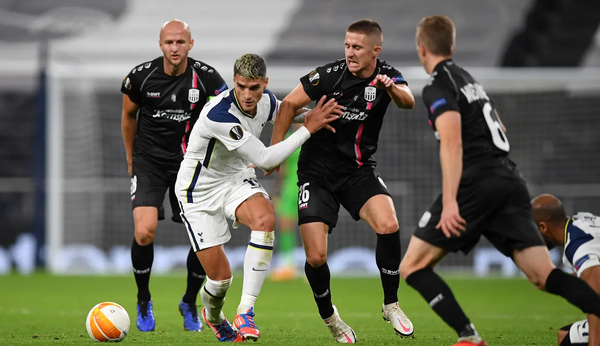 Gelandang Tottenham, Erik Lamela, berebut bola dengan bek LASK, Reinhold Ranftl, pada laga Grup J Liga Europa 2020/2021 di Tottenham Hotspurs Stadium, Jumat (23/10/2020) dini hari WIB. Tottenham menang telak 3-0 atas LASK. (AFP/Daniel Leal-Olivas)