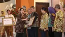 Menko PMK, Puan Maharani memberikan penghargaan Prestasi Penyelenggaraan Lebaran 2017 kepada Menteri ESDM Ignasius Jonan di Jakarta, Selasa (1/8). UKP-PIP memberi penghargaan kepada 15 instansi pemerintah. (Liputan6.com/Faizal Fanani)