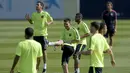 Pemain depan Barcelona, Lionel Messi (tengah), ikut dalam sesi latihan jelang berlaga kontra APOEL FC di St Joan Despi, (16/9/2014). (AFP PHOTO/Josep Lago)