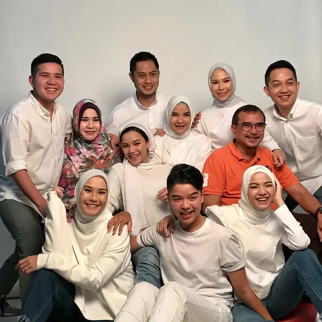 6 Potret Kompak Zaskia Mecca dengan Keenam Saudaranya, Sibling Goals