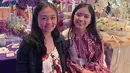 Seperti acara bridal shower pada umumnya, sang calon pengantin akan mengenakan selempang bertuliskan "Bride to be" dan berpose bersama orang-orang terdekat. Jonathan Natakusuma juga terlihat mendampingi Jessica di acara ini. Foto: Instagram.